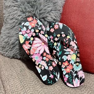 vera bradley flower pattern flip flops NWT!